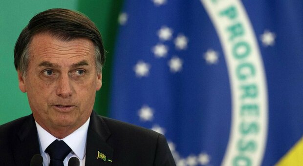 Bolsonaro: «Ho la muffa nei polmoni, sono sotto antibiotici per curare un'infezione»