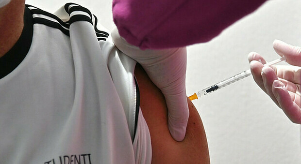 Vaccino Pfizer efficace al 100% negli adolescenti tra i 12 e i 15 anni. Ora via ai test sui bambini dai 2 ai 5 anni