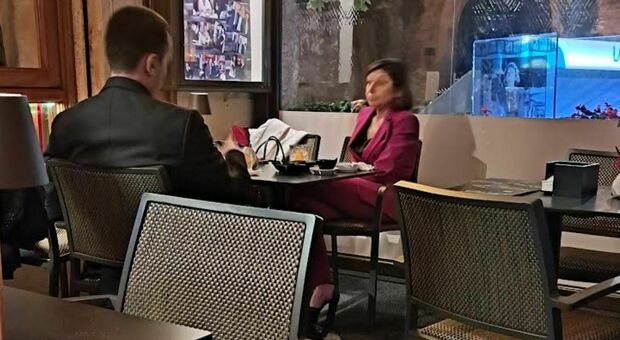 Luigi Di Maio-Paola De Micheli, incontro all'Harry's bar di via Veneto a Roma: cosa ha detto l'ex ministro