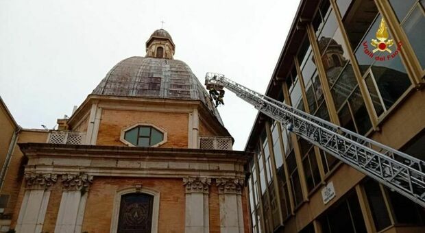 Rimosse le lastre metalliche pericolanti sulla cupola della chiesa di Sant'Ubaldo