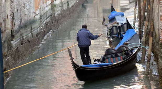 Venezia, bassa marea eccezionale: canali in secca, navigazione difficile