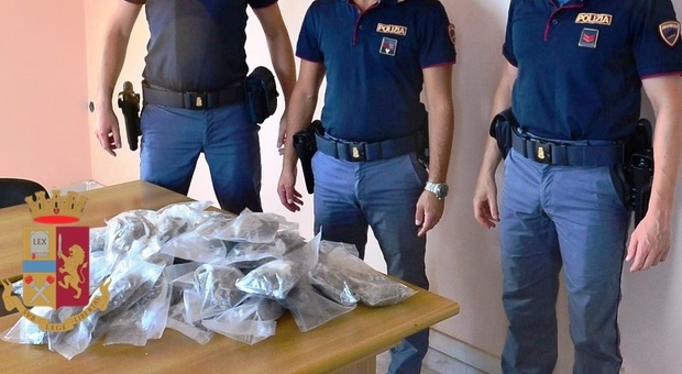 Da Napoli alla Versilia con 10 chili di droga nascosti nella ruota di scorta: arrestato il corriere della camorra