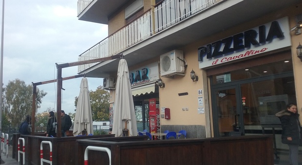 Roma, far west a Tor Vergata, la titolare del bar dove è avvenuta la sparatoria: «Poteva essere una strage»