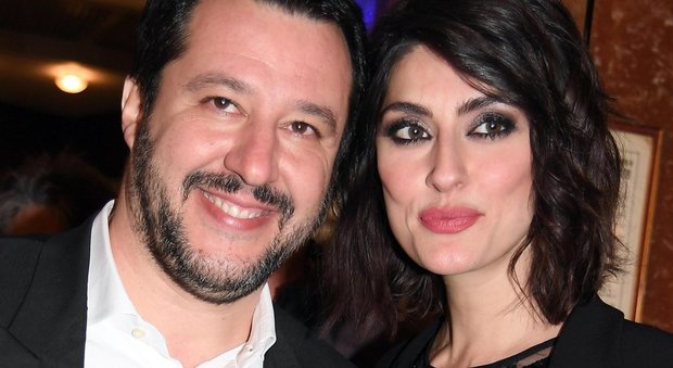 Sanremo, la coppia Isoardi-Salvini all'Ariston tra selfie e baci