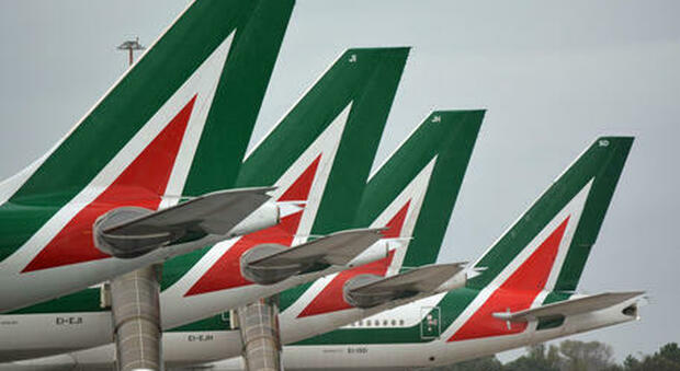 Ita-Alitalia, 700 milioni per i voli e il marchio ma anche Ryanair vuole il brand AZ