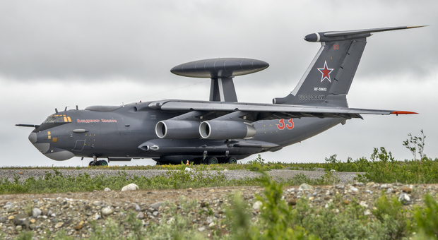 L'aereo-spia di Putin colpito dai droni bielorussi. «Serviva a guidare i missili, ora è inutilizzabile»
