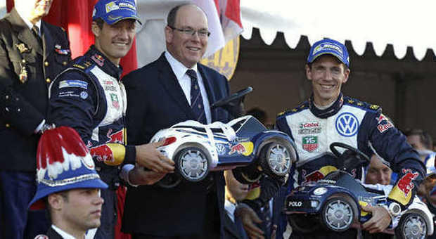 Il vincitore Ogier regala al principe Alberto due Polo a pedali per i suoi gemelli neonati