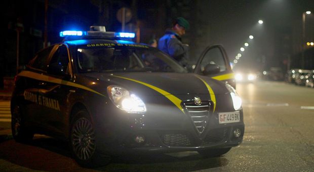 Monte San Giusto, in auto un secchio pieno di marijuana: 25enne arrestato