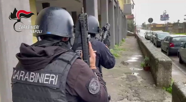 Sparatoria ad Arzano, blitz dei carabinieri in assetto da guerra: un arresto, rimossi cancelli abusivi