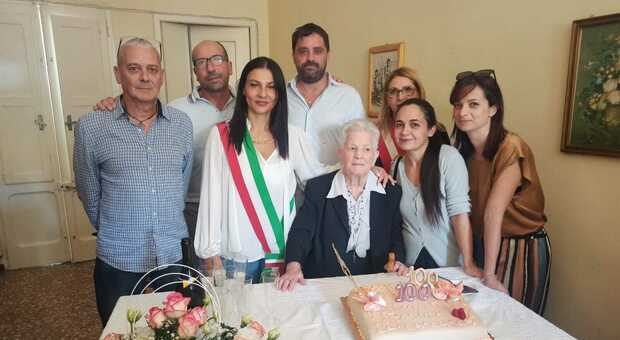 Salento, grande festa per nonna Rosina: 100 anni in famiglia