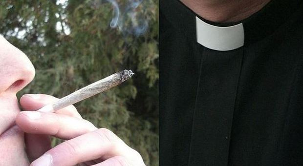 Giovane prete fuma ​marijuana ​con due chierichetti nel bosco