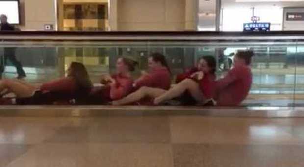 La squadra di nuoto femminile inganna ​così l'attesa all'aeroporto