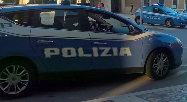 Napoli, rapinano scooter a poliziotto libero dal servizio: preso 18enne, altri tre ricercati