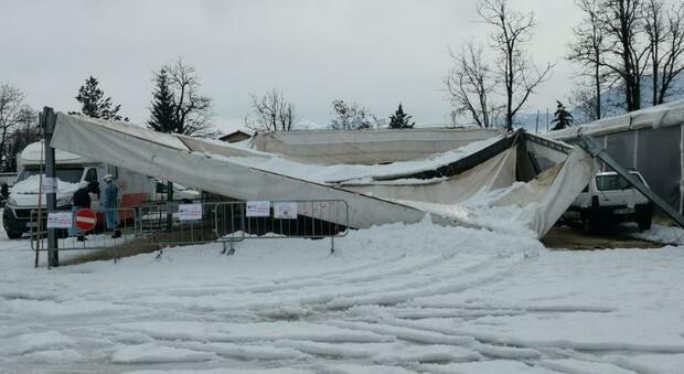 Covid Norcia, crolla tensostruttura per i tamponi: danneggiata sotto il peso della neve