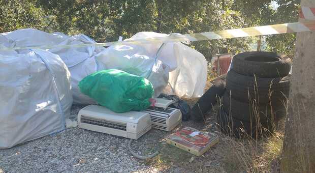 Alcuni dei rifiuti lungo la strada che collega Monte Malbe alla Città della Domenica a Perugia