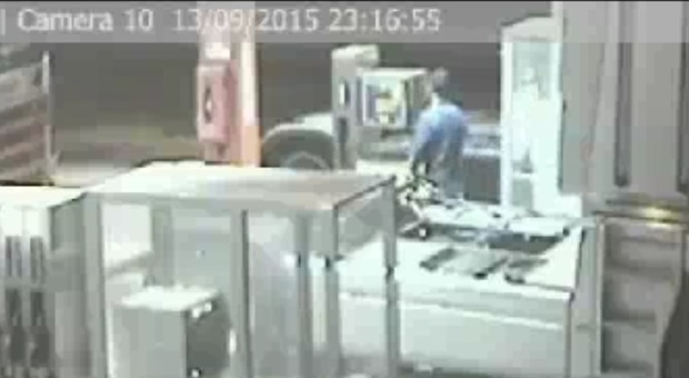 Un frame dai video di sorveglianza dei distributori dove sono avvenuti i furti