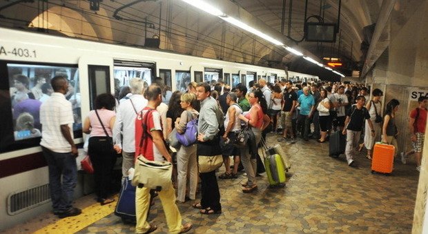 Roma, donna resta incastrata nelle porte della metro e viene trascinata via: è grave