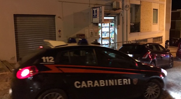 Ancona, rapina lampo in tabaccheria Armato di coltello fugge con 800 euro