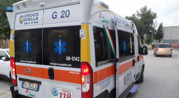 Si fa male lungo lo stradello di Mezzavalle, donna di 60 anni portata al pronto soccorso