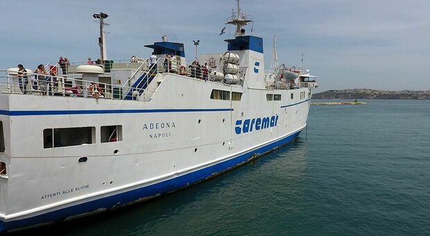 Ischia, sventato tentativo di suicidio a bordo della nave per Napoli