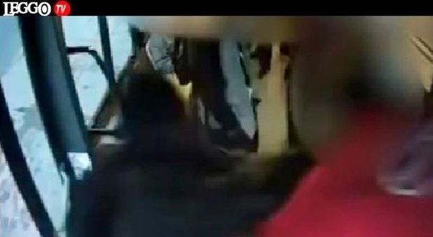 "Spostati che non vedo la strada", il passeggero reagisce picchiando l'autista del bus