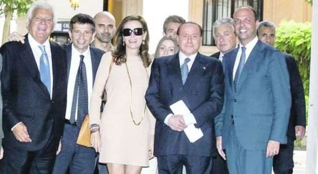 Pdl, le colombe stoppano Berlusconi lettera di 24 senatori per blindare Letta