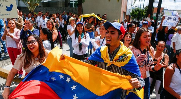 Venezuela, il Parlamento Ue sostiene Guaidò. Il fronte sovranista italiano si astiene e contesta