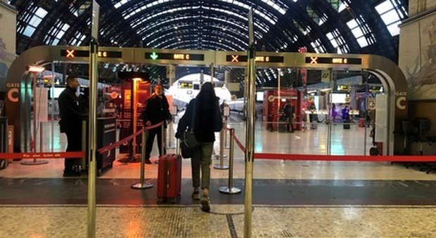 Coronavirus, a Milano in stazione Centrale parte il Frecciarossa delle 7 per Napoli: «Si separano gli affetti»