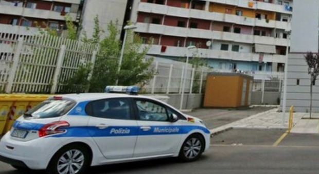 Napoli, a Scampia investe volontariamente due agenti della polizia: arrestato 52enne