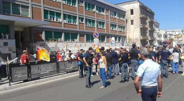 Appalto per le pulizie ridotto, protesta dei lavoratori davanti alla sede dell'Asl di Caserta