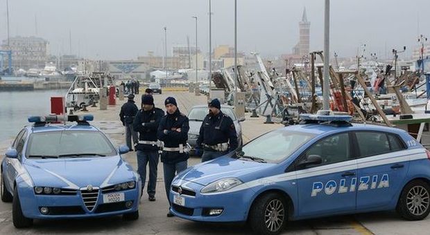 Civitanova, tensione al porto tra i vongolari: arriva anche la polizia