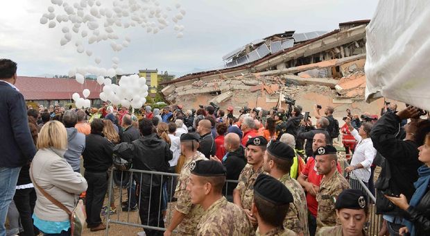 I funerali ad Amatrice, il vescovo: «Non uccide il sisma ma l’opera dell’uomo»