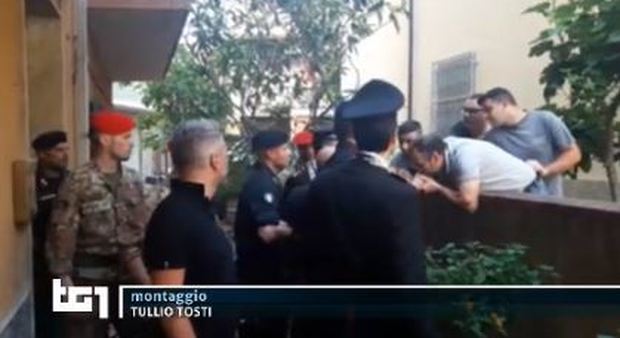 Arrestato il boss della 'ndrangheta Giorgi: un vicino gli bacia la mano mentre lo portano via