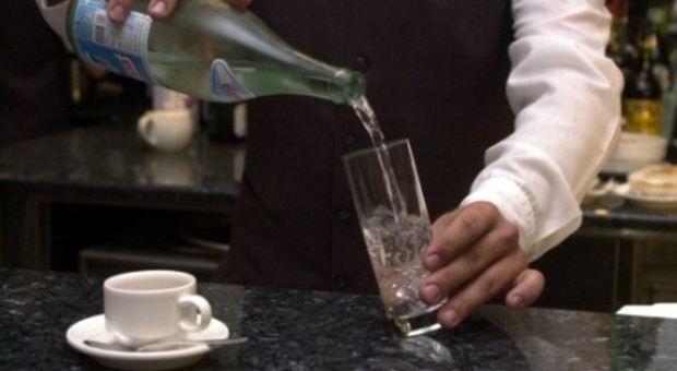 Beve dell'acqua nel bar degli zii, un 21enne rimane ustionato in bocca