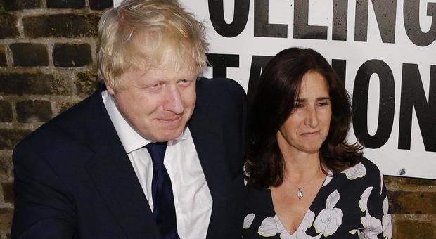 Boris Johnson divorzia dalla moglie dopo 25 anni. Il Sun: «Lui la tradiva, lei lo ha cacciato di casa»