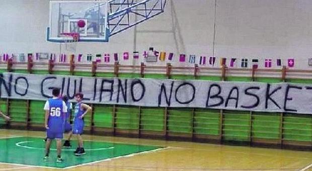 "No Giuliano, no basket", protesta sugli spalti per il coach e il patron fa retromarcia