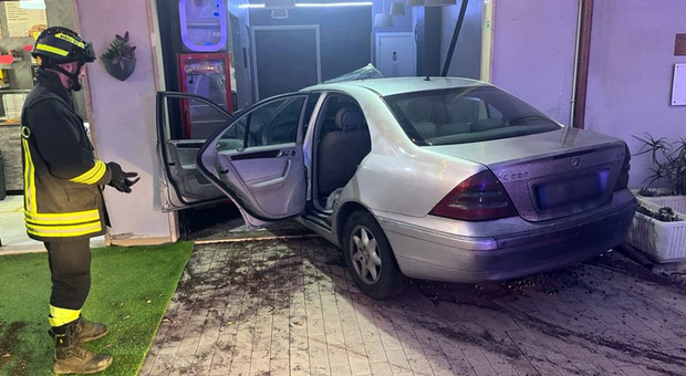 Entra in pizzeria con la Mercedes e fugge: l'auto era senza assicurazione FOTO