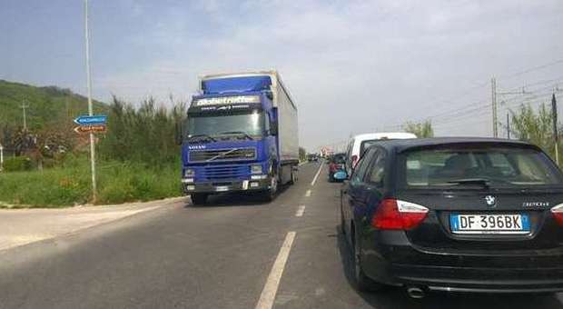 Rifacimento dell'asfalto sull'Adriatica Disagi e code di veicoli tra Fano e Pesaro