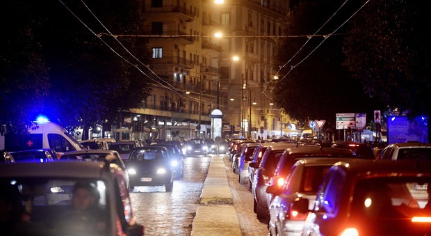 Far West in centro a Napoli, notte di follia: feriti tre poliziotti