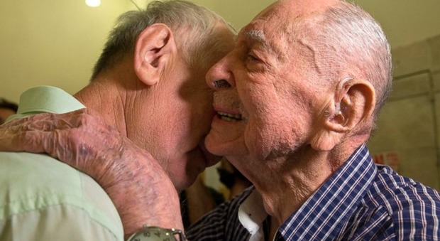 Sopravvissuto alla Shoah, a 102 anni incontra il nipote per la prima volta: «Li credevo tutti morti»