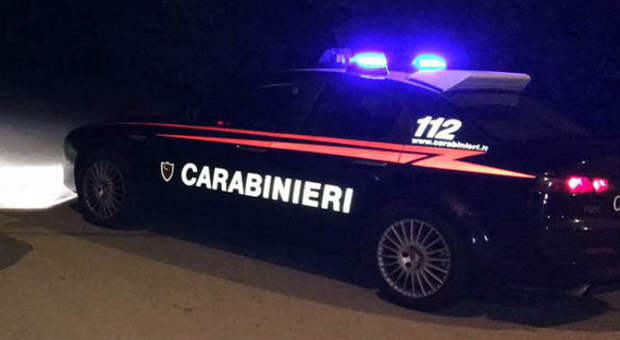 Non si fermano all'alt dei carabinieri: minorenni si schiantano contro un'auto in sosta dopo un lungo inseguimento