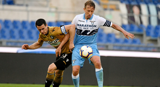 Lucas Leiva in azione durante Lazio - Udinese