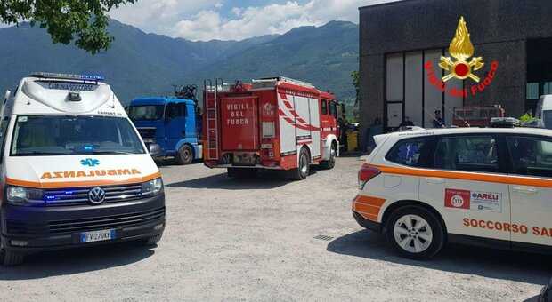 Uomo muore schiacciato dal camion che stava riparando: tragedia in un'officina a Brescia
