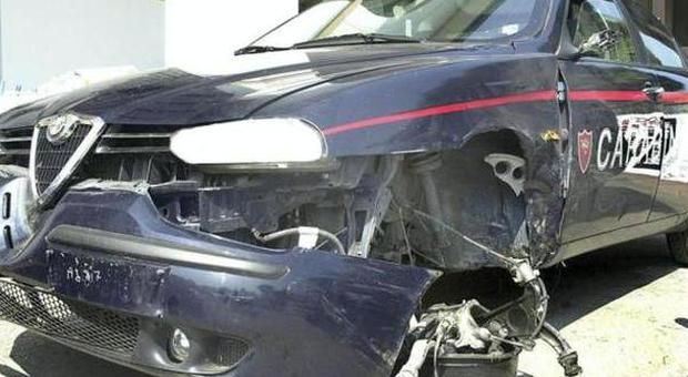 L'auto dei carabinieri distrutta