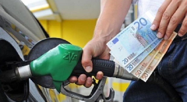 Continuano le verifiche della finanza sui prezzi del carburante