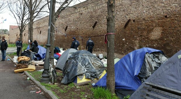 Roma, accampamento abusivo sgomberato in zona Termini: via trenda tende occupate da più di 40 senzatetto
