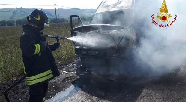 Osimo, furgone distrutto dalle fiamme: mistero sulle cause della scintilla