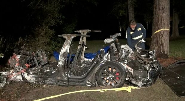 La Tesla «guida da sola», si schianta contro un albero e va a fuoco: morti due passeggeri