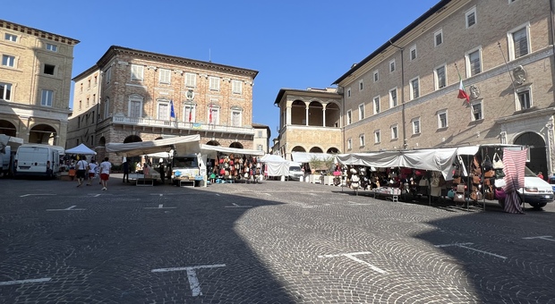 Il grido d'allarme degli ambulanti di Macerata: «La piazza è un deserto, preferiamo corso Cavour»