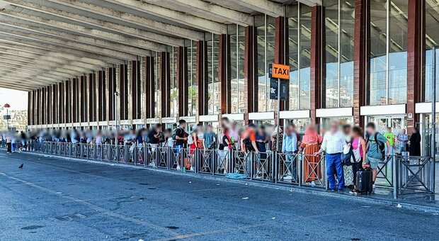 Taxi dimezzati per ferie: caos a Termini e Fiumicino, così i turisti restano a piedi